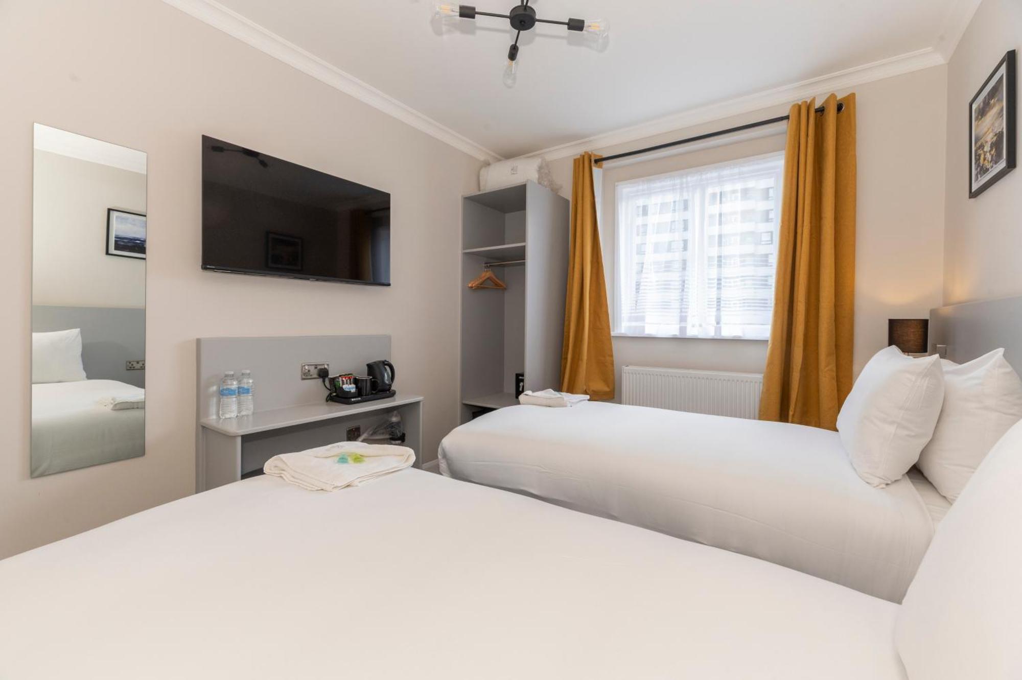 Marina Hotel Лондон Экстерьер фото